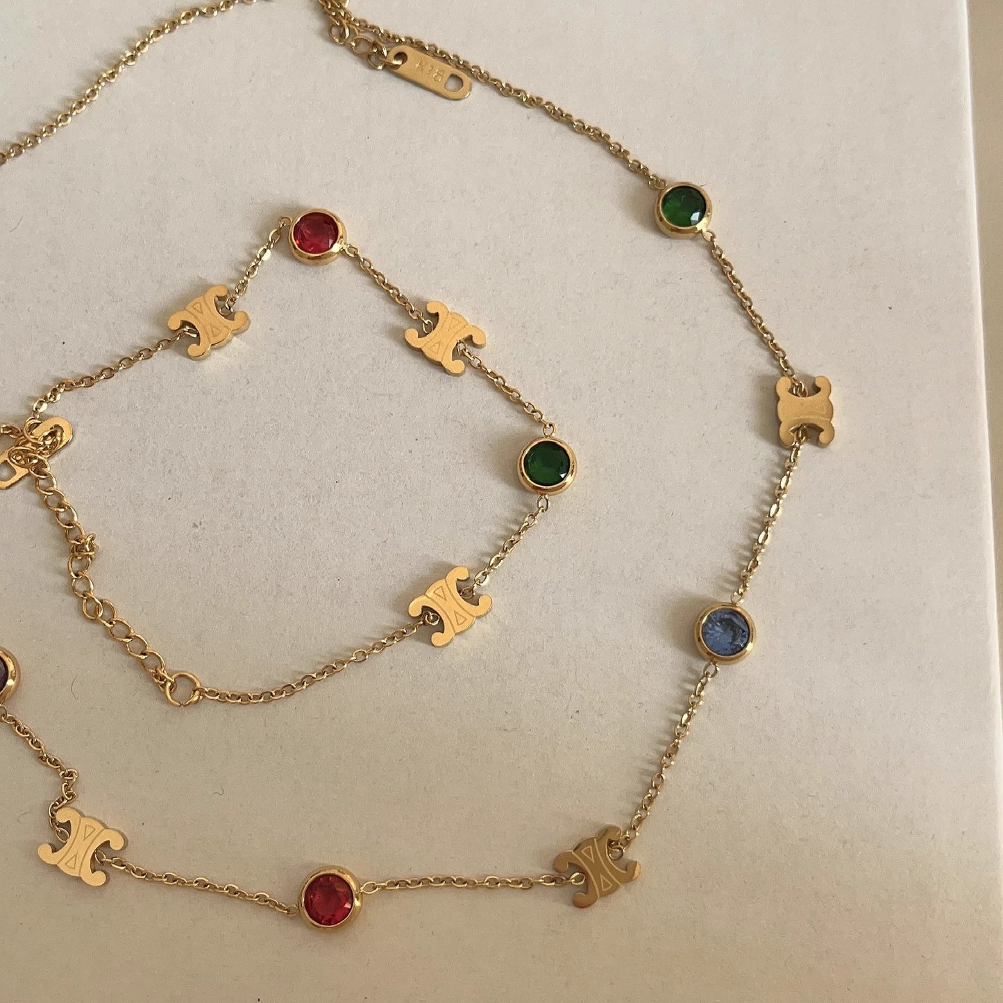 Colliers hauts de conception de lettre de couture de pierre colorée rétro