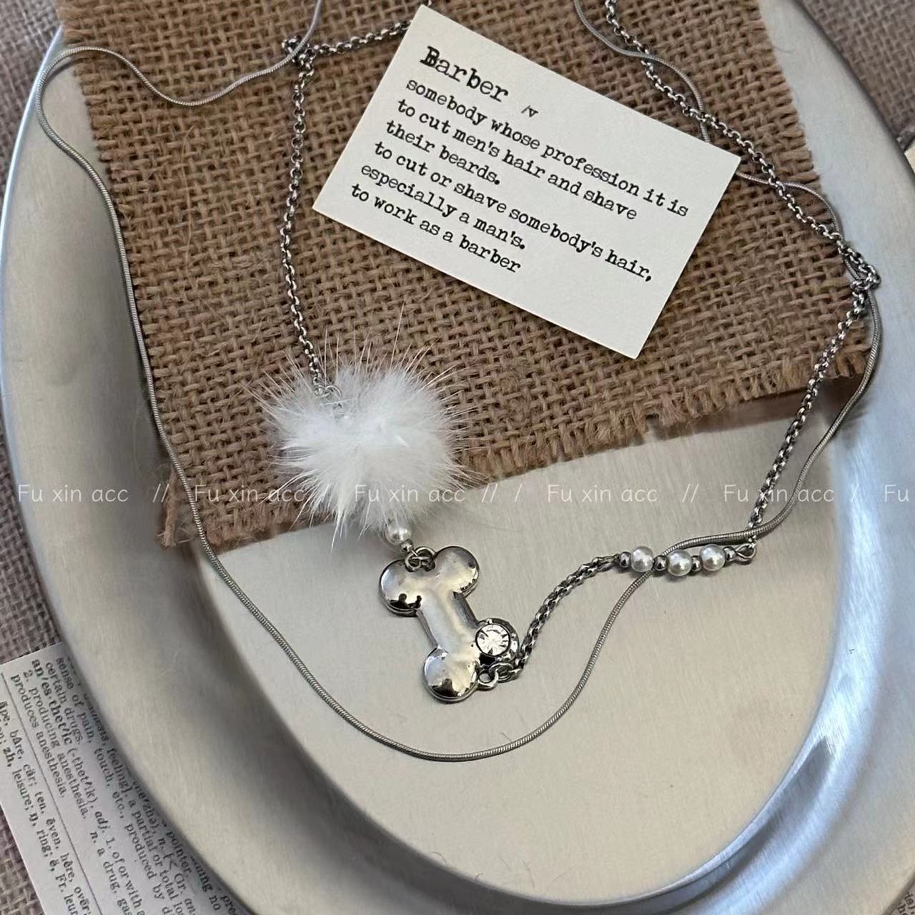 Einfache Halsketten mit kleinen Knochen und Fellknäueln für Damen im Nischendesign