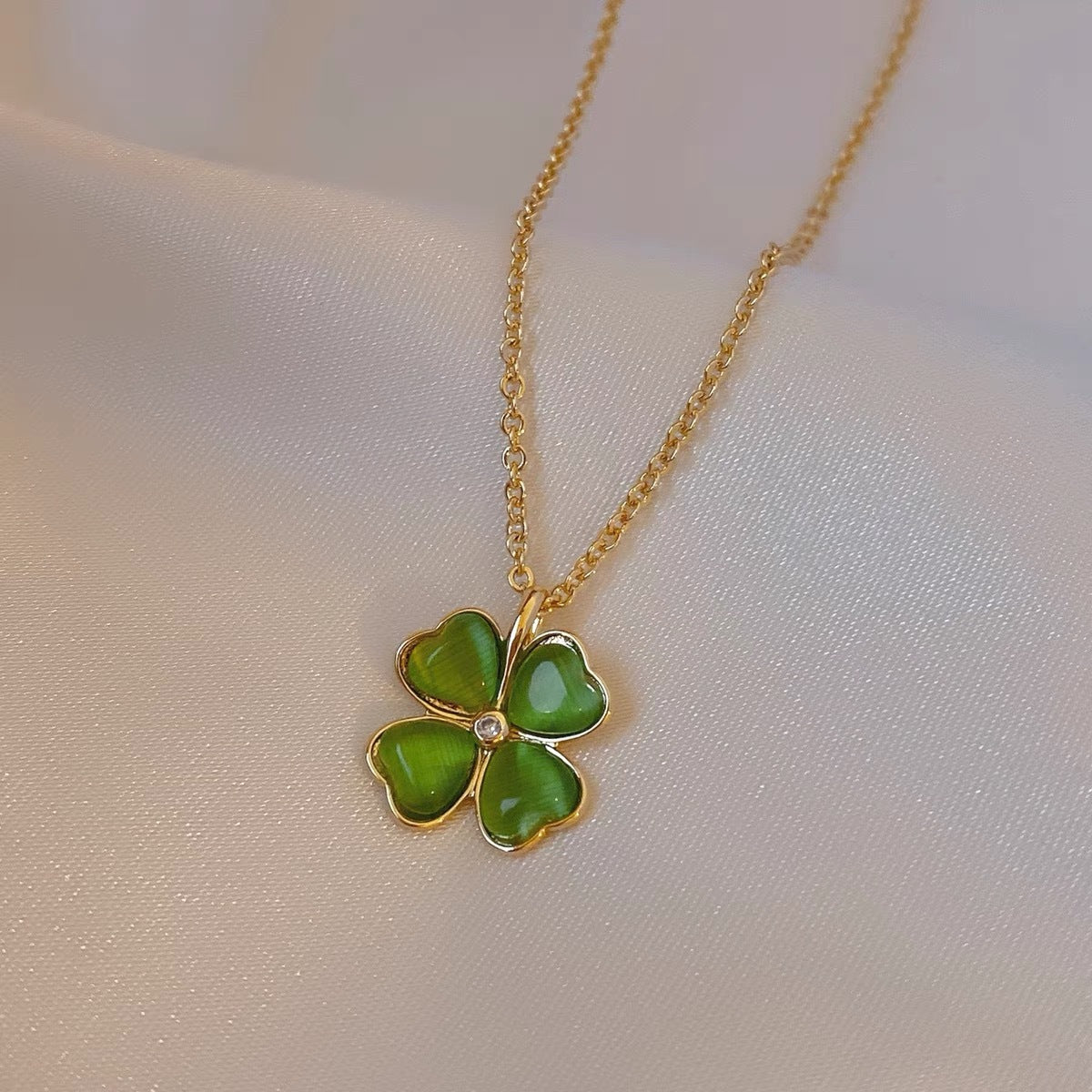 Women's Gold-plated Cat Eye Exquisite Petal Clavicle Necklaces