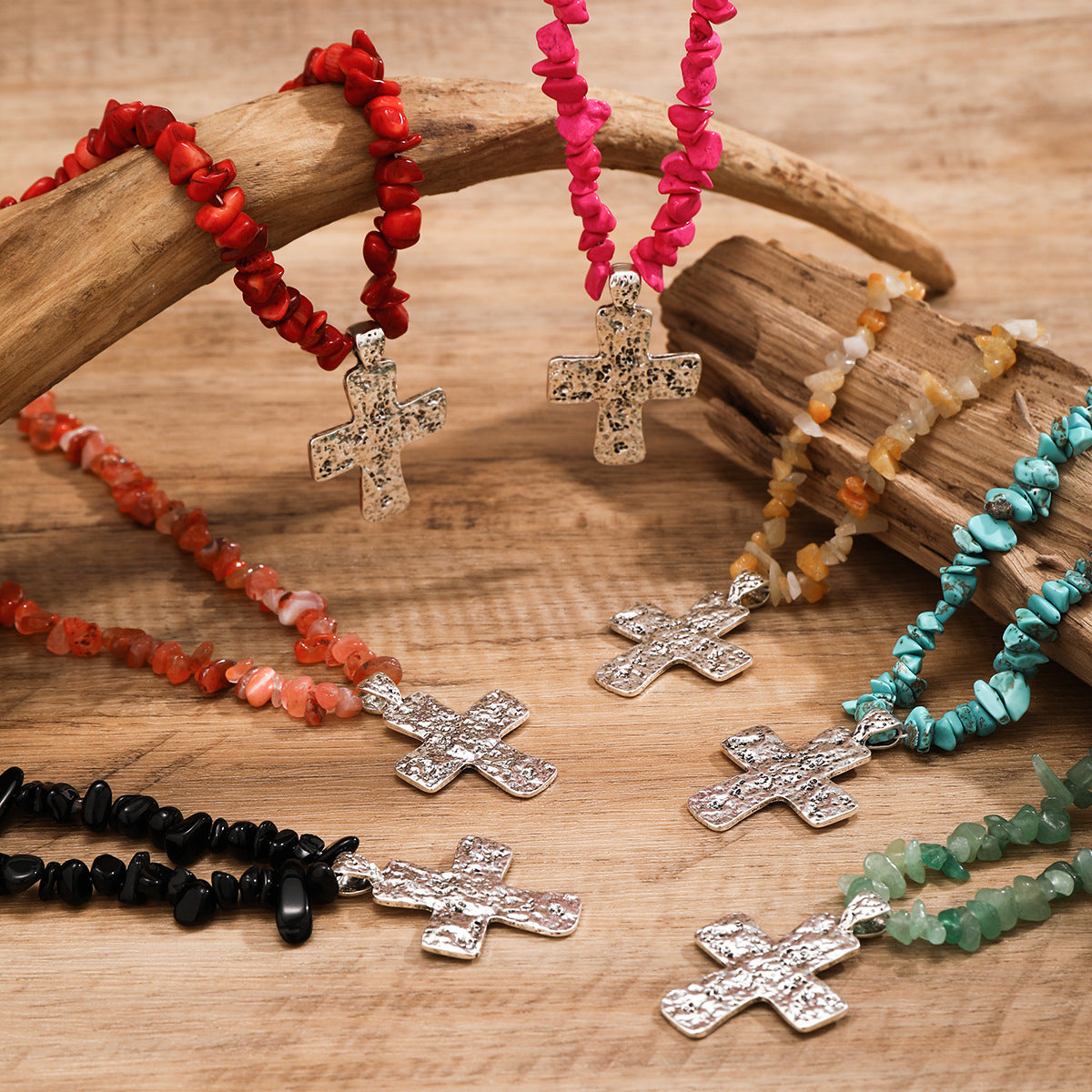 Colliers simples avec croix turquoise, ornement de plage irrégulière