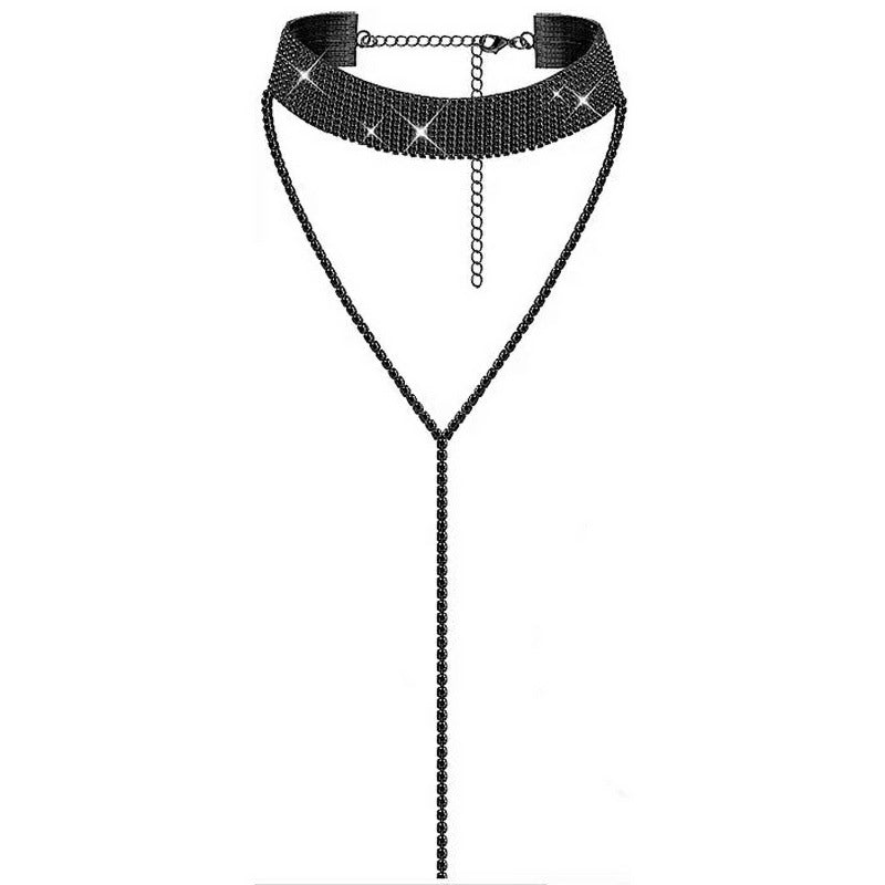 Version populaire des colliers avec éléments de cou entièrement en diamant