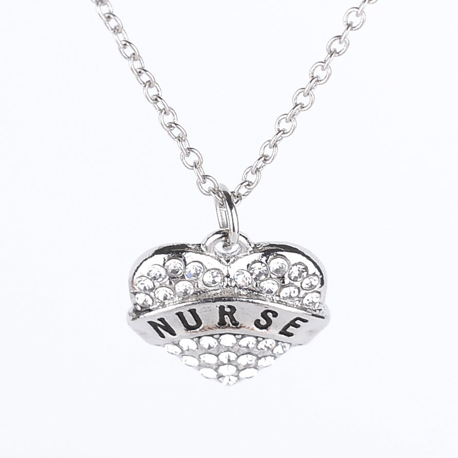 Colliers avec lettres simples et membres de la famille, pleins de diamants