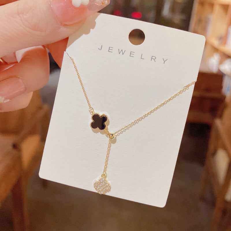 Colliers à la mode simples en strass avec fleurs à quatre feuilles