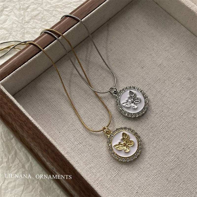 Papillon femelle plaque ronde pendentif conception avancée sens colliers