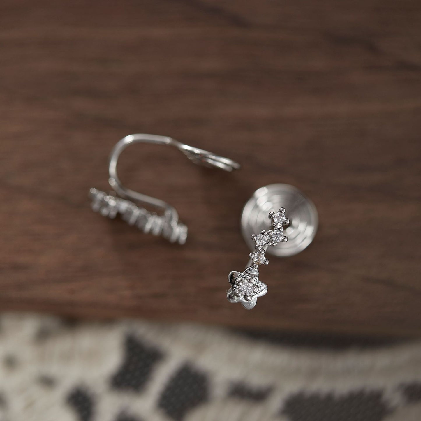 Petites fleurs adaptées aux boucles d'oreilles jumelles raffinées