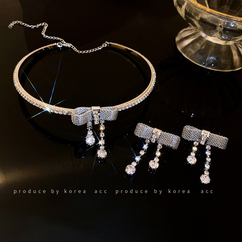 Colliers de tempérament en métal de style froid avec nœud en diamant pour femmes