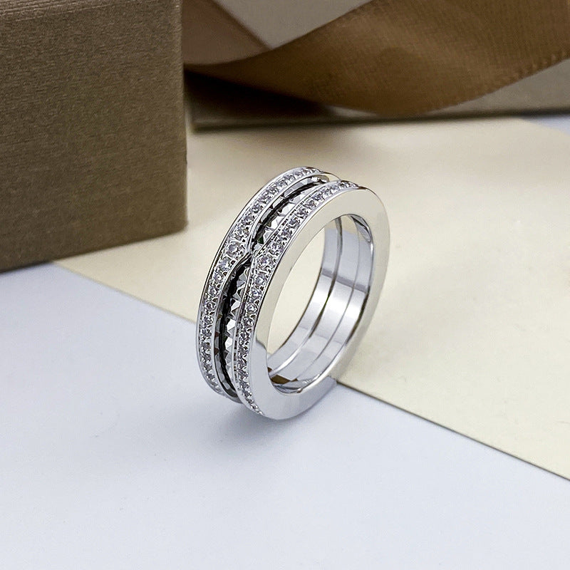 Herren-Frühlingsring mit Diamant auf beiden Seiten. Kleine Ringe