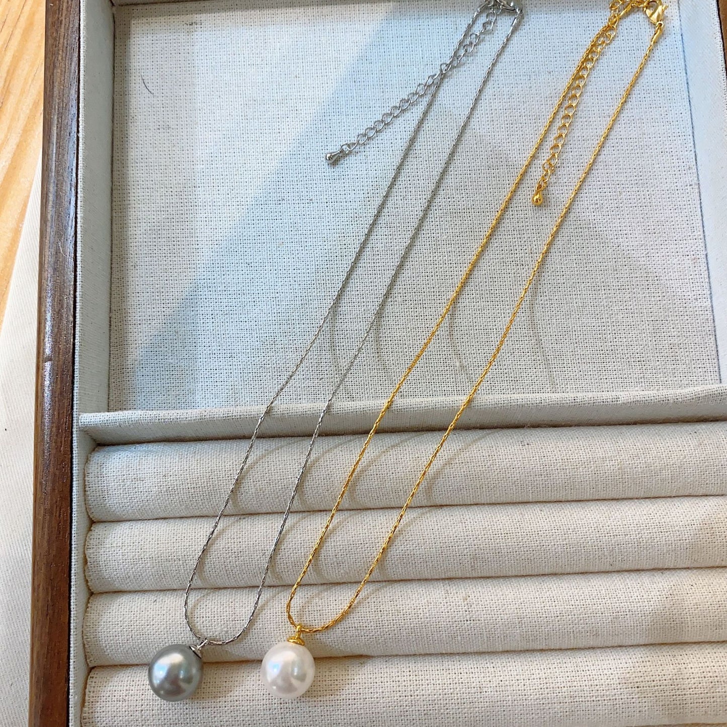 Colliers minimalistes avec pendentif en perles et chaîne plaquée or