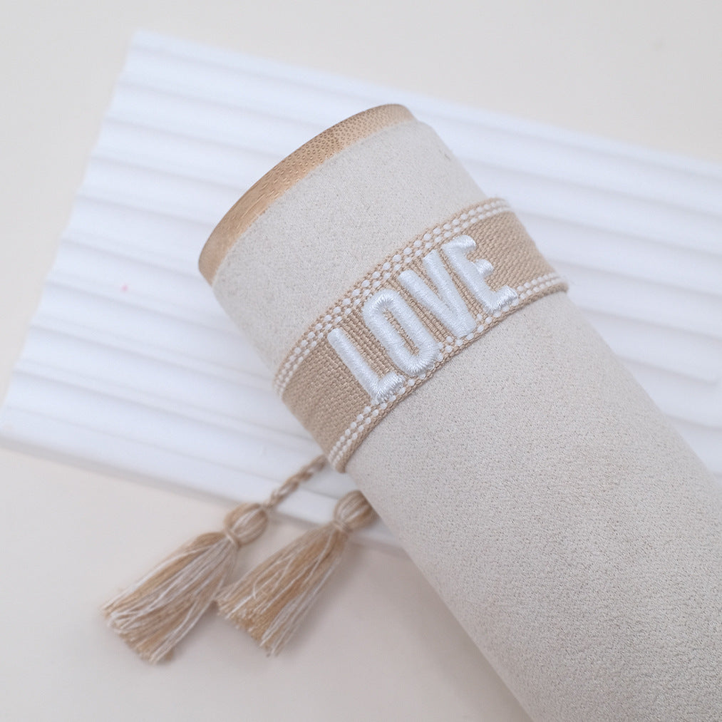 Armbänder mit Buchstaben-Stickerei und böhmischen Quasten