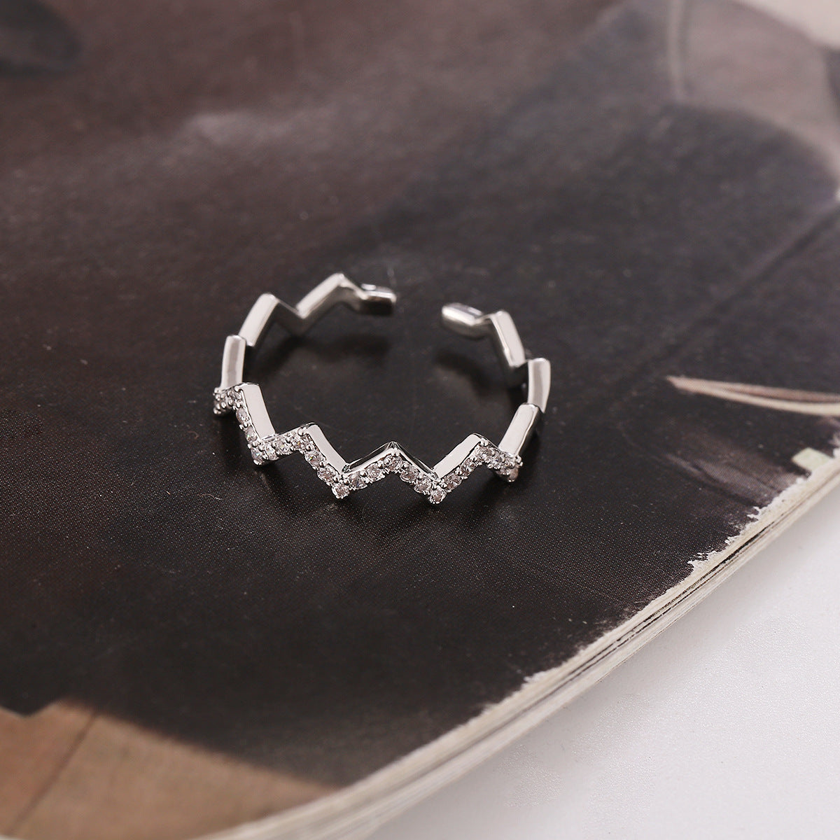 Single-layer Wave Z-shaped Micro Inlaid Zircon Temperament Rings