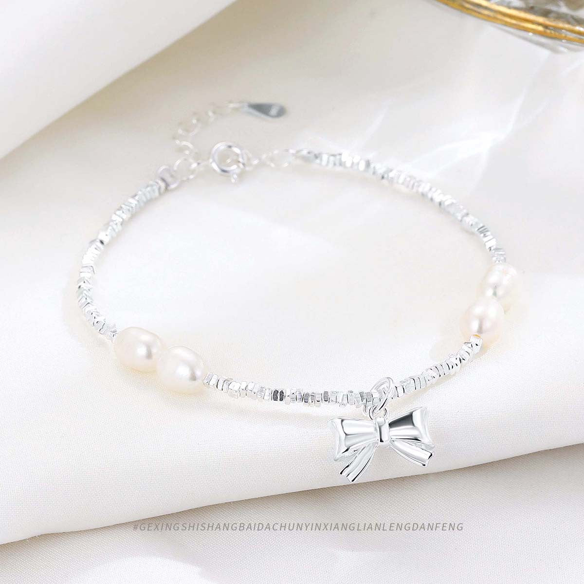 Kleine, temperamentvolle Armbänder mit Süßwasserperlenschleife für Damen