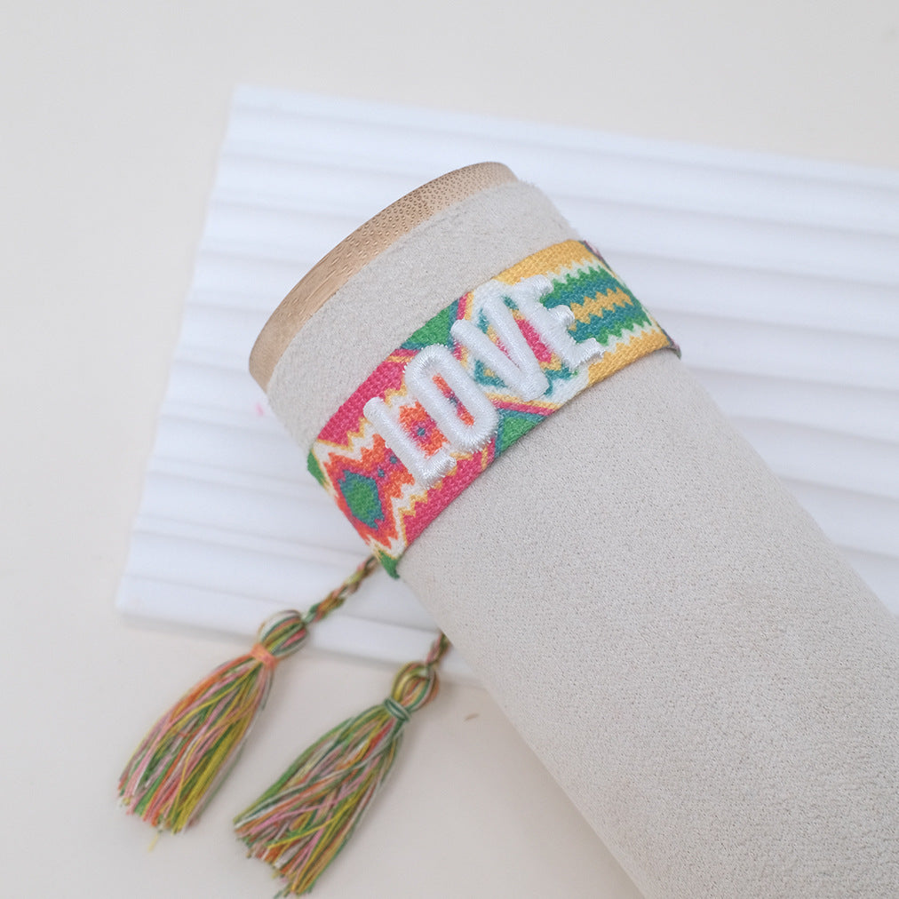 Armbänder mit Buchstaben-Stickerei und böhmischen Quasten