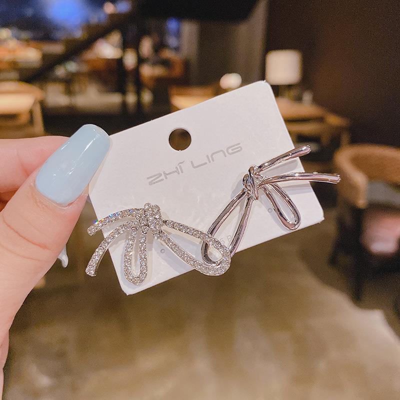 Sier Needle Dignified Rhinestone Bow Asymmetric Earrings