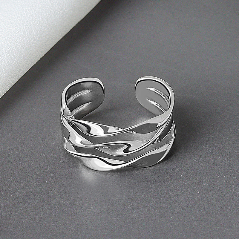Verdrehte offene weibliche Ringe im kalten Stil