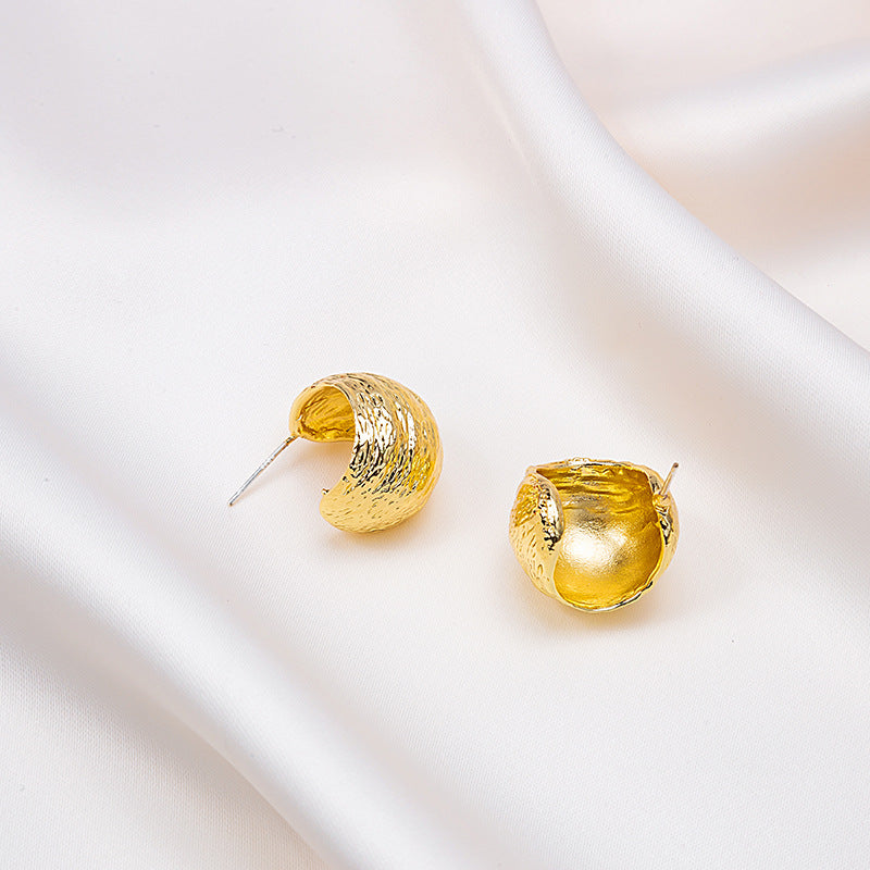 Boucles d'oreilles exagérées d'oreille à Texture brossée plissée de Style froid pour femmes