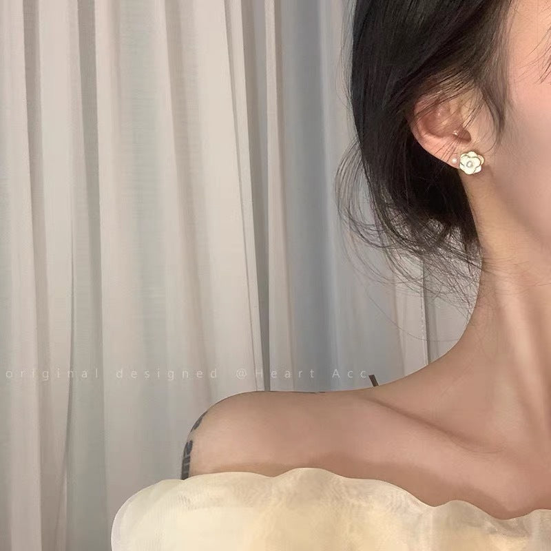 Camellia Suit Ear Super Fairy Weiße Ohrringe