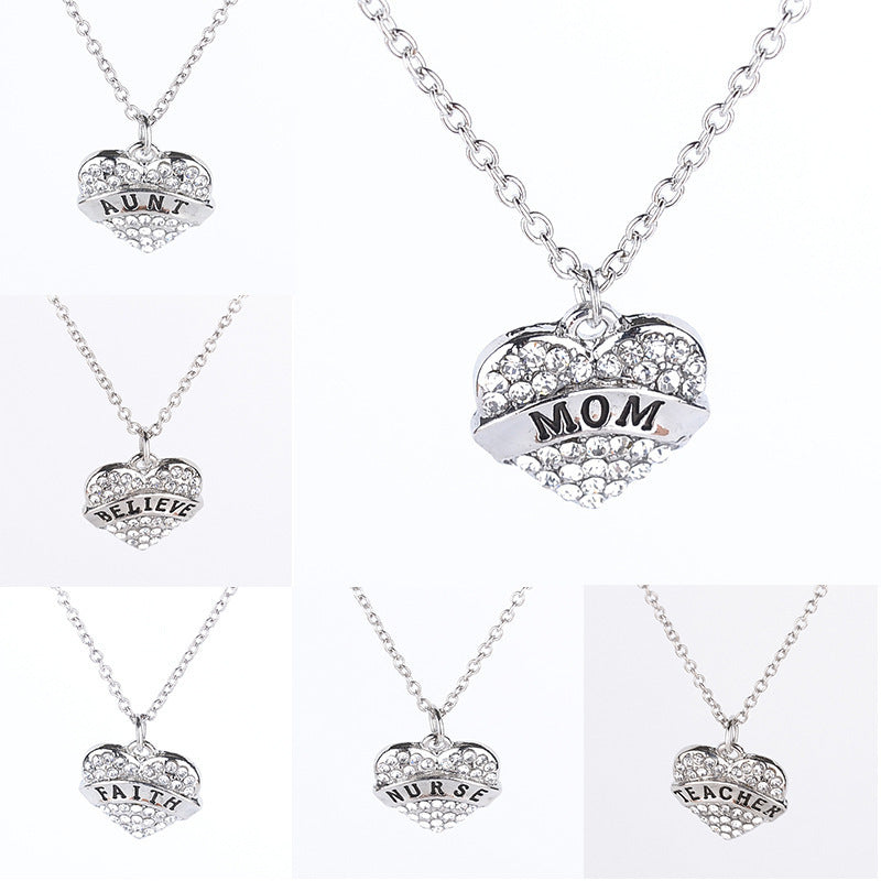 Colliers avec lettres simples et membres de la famille, pleins de diamants
