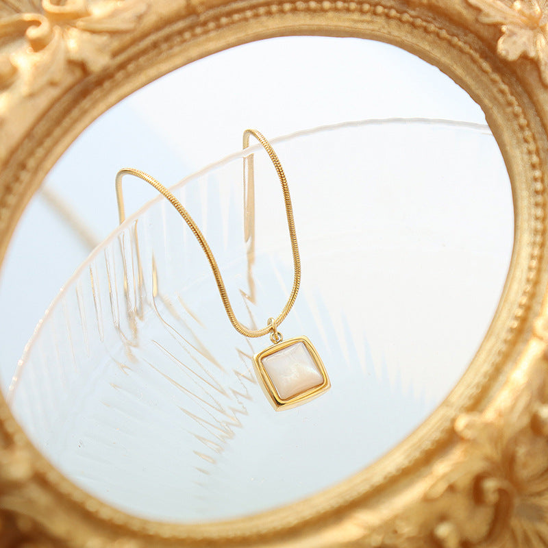 Colliers serpent en acier titane plaqué or