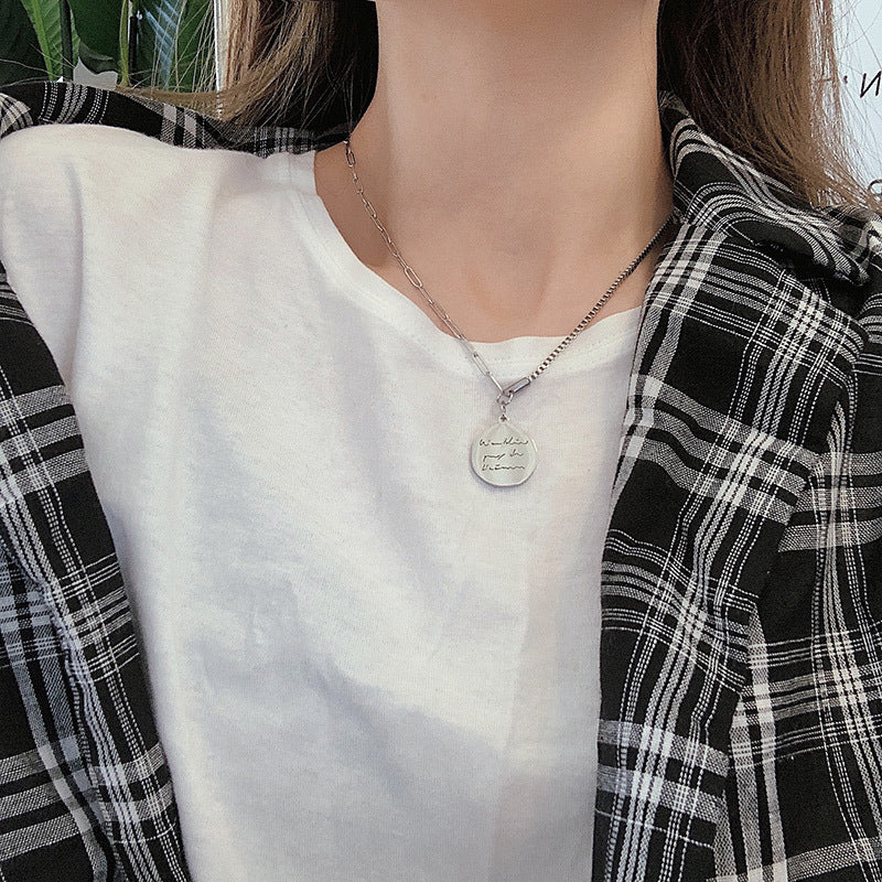 Colliers à chaîne personnalisés simples Hip Hop en acier inoxydable avec lettres rondes pour femmes