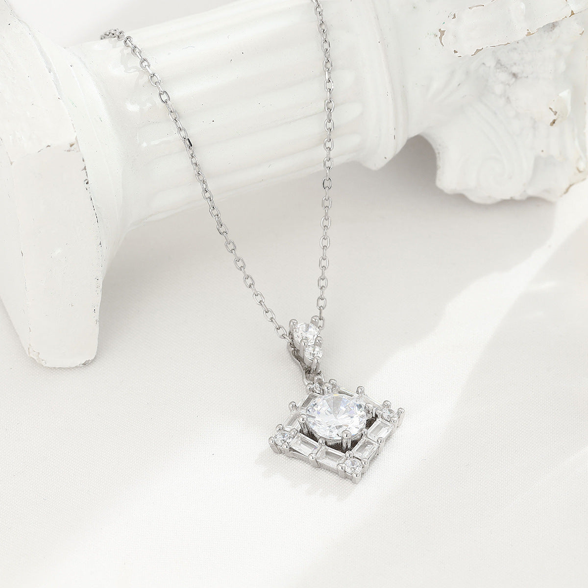 Colliers d'ornement de haute qualité de tempérament de Niche carrée de diamant des femmes