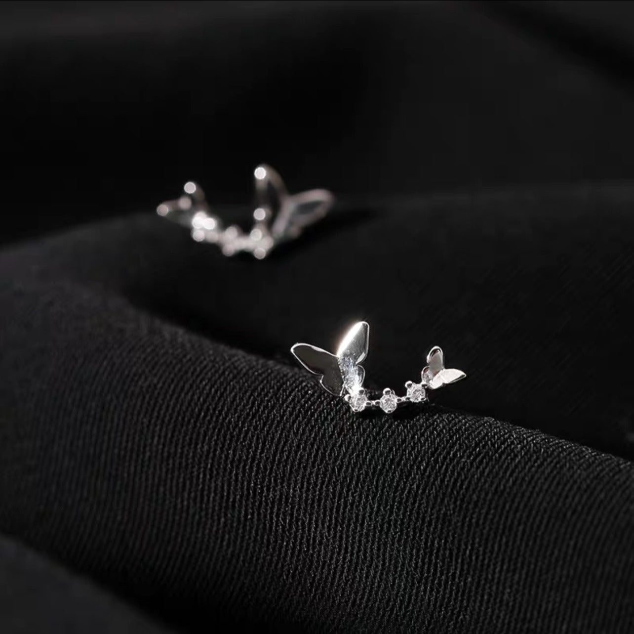 Kleine, zarte, kalte Ohrringe aus Sterlingsilber mit Schmetterlingsmotiv für Damen