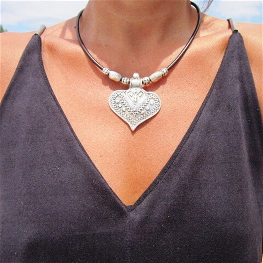 Colliers féminins à pendentif exagéré de coeur d'amour de modèle rétro
