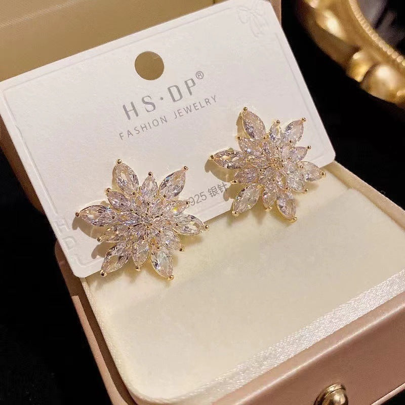 Women's Flower Temperament Western Style Personalized Niche Design Premium Earrings