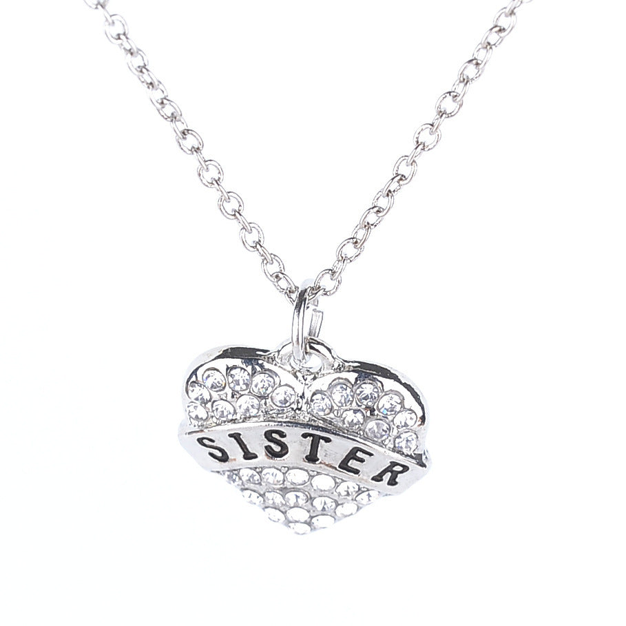 Colliers avec lettres simples et membres de la famille, pleins de diamants