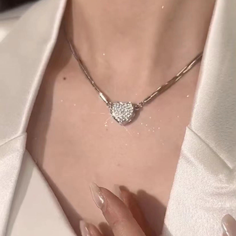Colliers de tempérament de personnalité simple d'aimant d'amour de style froid