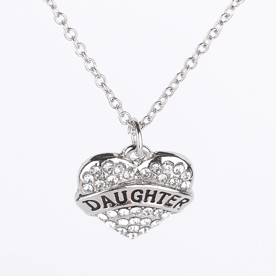 Colliers avec lettres simples et membres de la famille, pleins de diamants