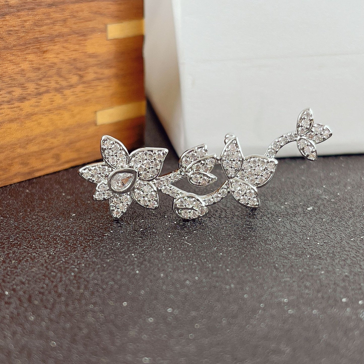 Yang Exquisite Flower Ear Clip One-piece Earrings