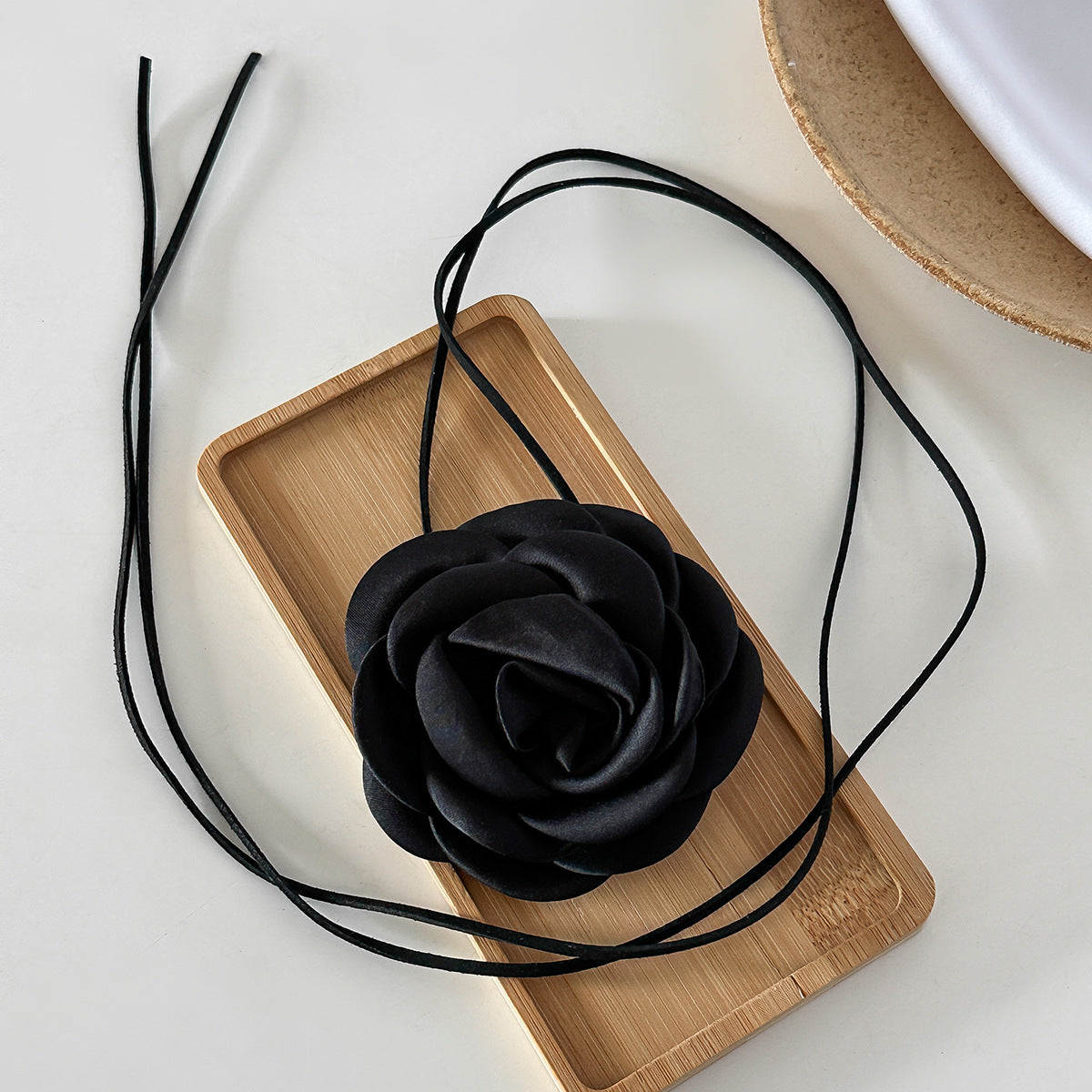 Ornament Handgefertigte Halsketten mit Rosenkragen aus Stoff und Blumen