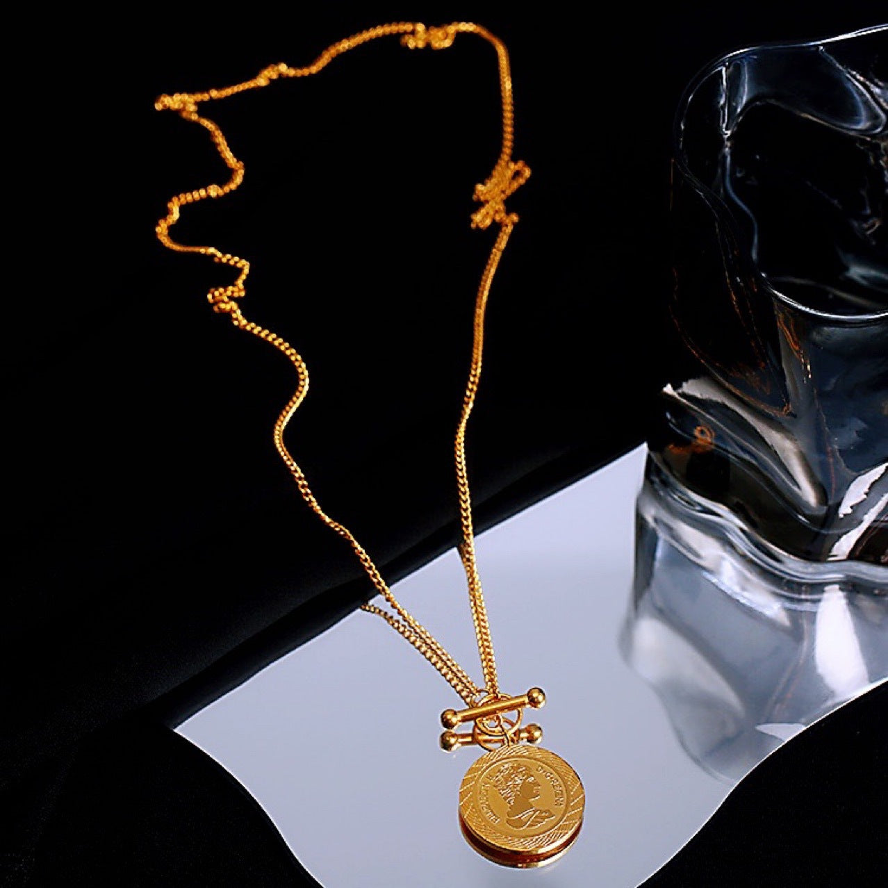 Women's Queen Portrait Light Luxury Cold Style Necklaces