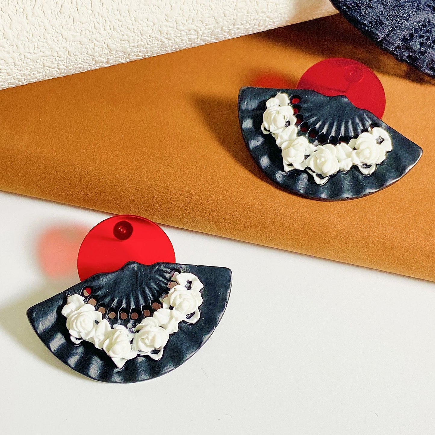 Chinese Style Three-dimensional Relief Scallop Retro Earrings