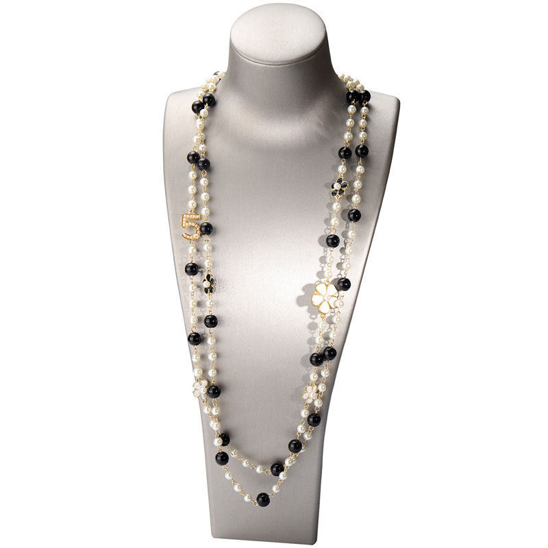 Colliers de flocon de neige avec perles et chiffres dorés de style classique