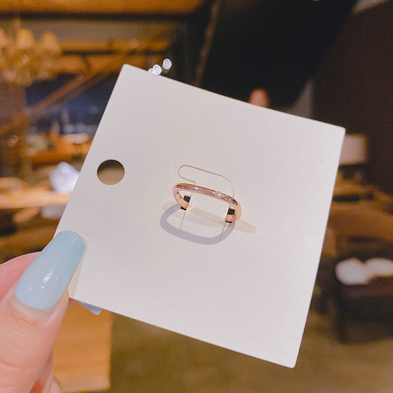 Paar kleine quadratische Fingerringe mit Mikroeinlage aus Zirkon