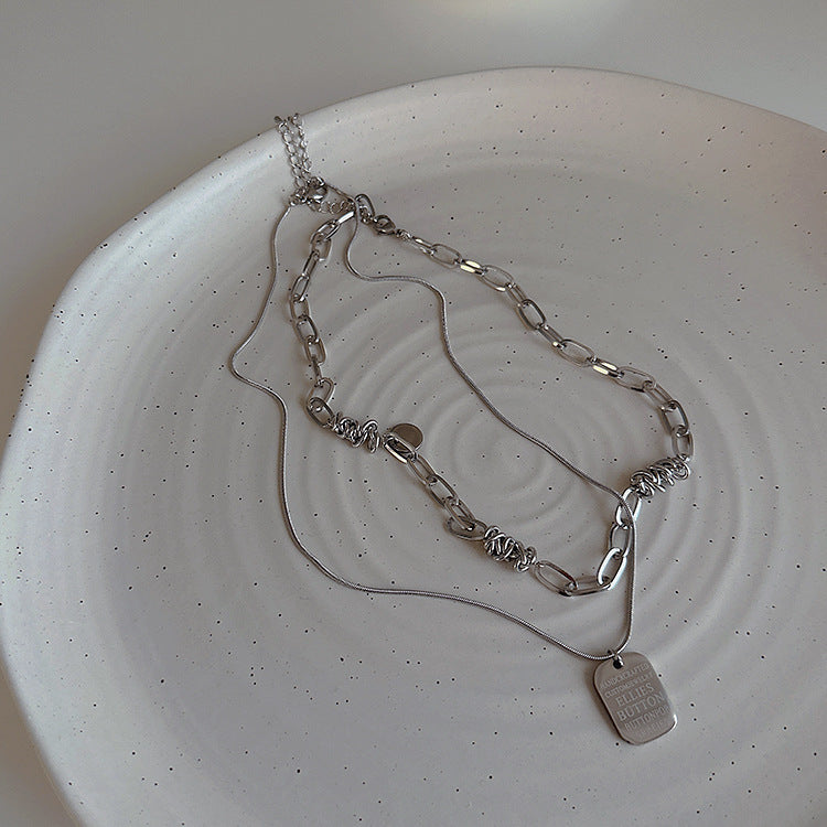 Étiquette de lettre de chaîne pour femmes pour colliers de personnalité rétro et de minimalisme