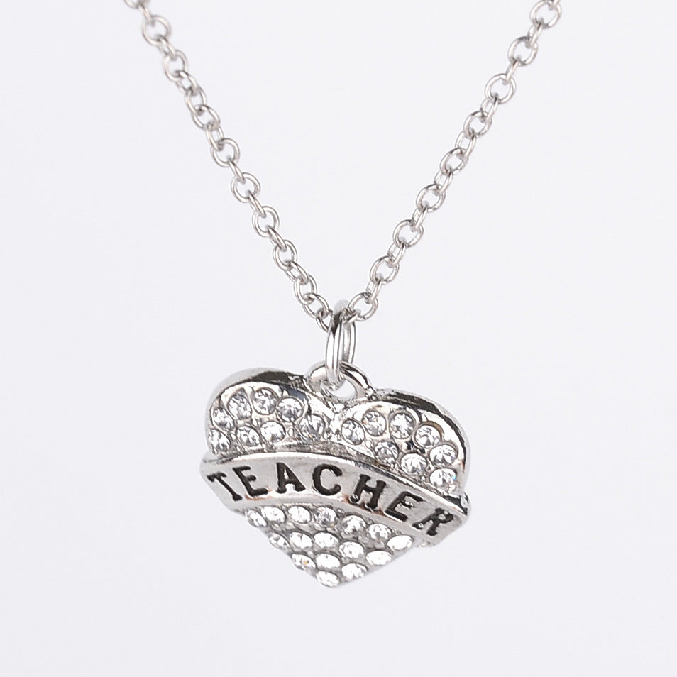 Colliers avec lettres simples et membres de la famille, pleins de diamants