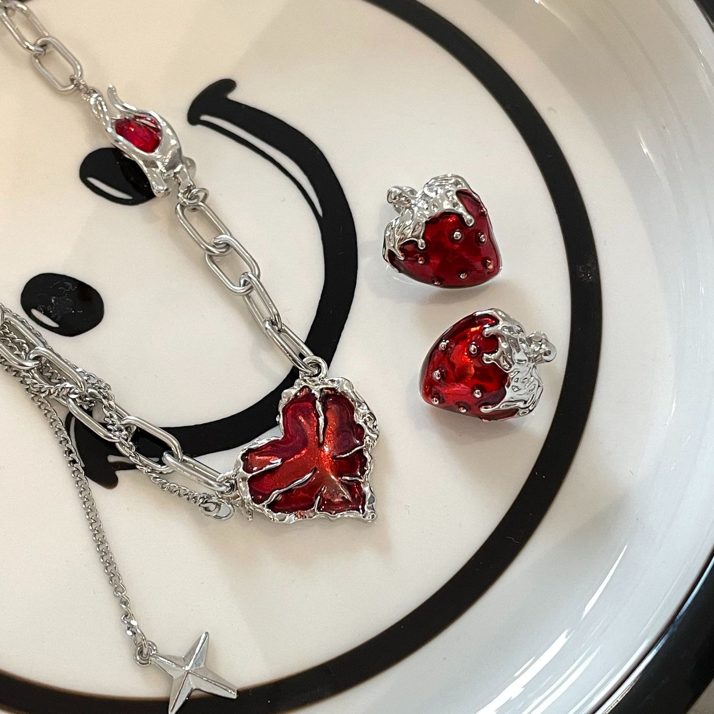 Anneaux de conception de patte d'amour à glaçage rouge chaud