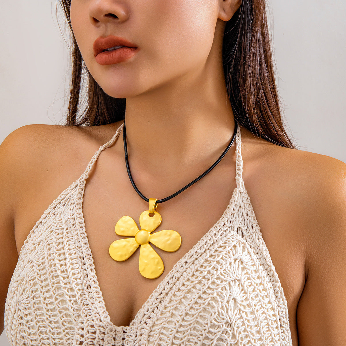 Nischen-Liquid-Flower-Accessoires – Übertriebene metallische große Halsketten