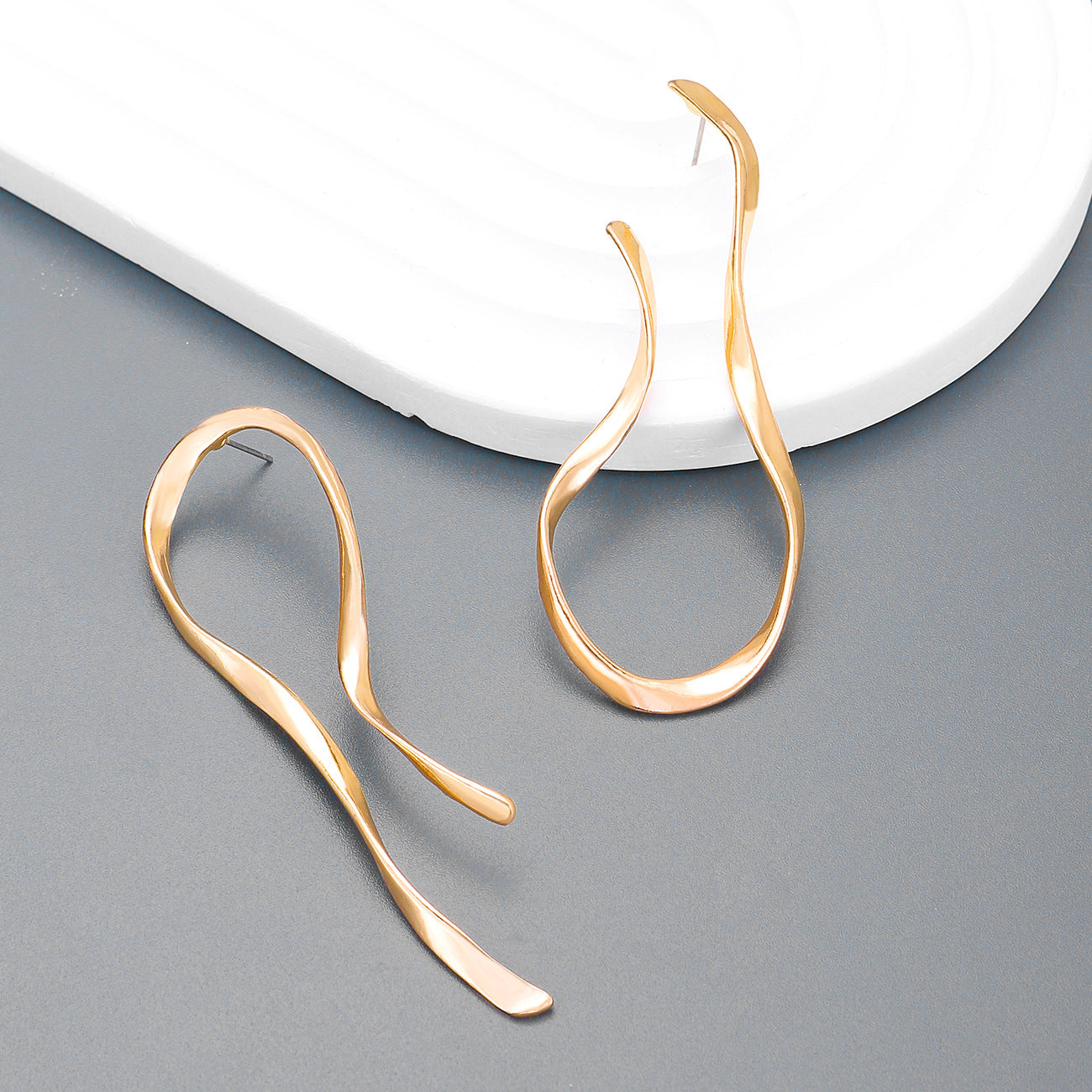 Women's Simplicity And Exaggeration Asymmetric Line Shaped Earrings