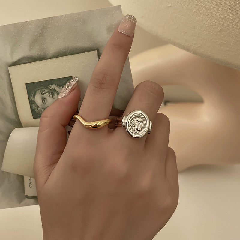 Porträt elegante runde offene Goldschmuckringe