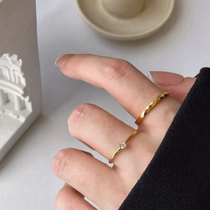 Glänzende, prismatische, schlichte, hochwertige Ringe für Frauen im kalten Stil