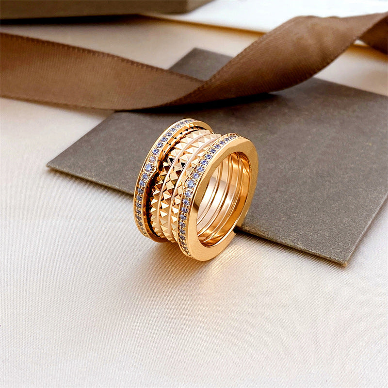 Herren-Frühlingsring mit Diamant auf beiden Seiten. Kleine Ringe