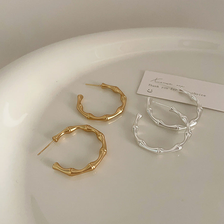 Nischen-Retro-Persönlichkeit und Ringe für Damen mit Sinn für Design