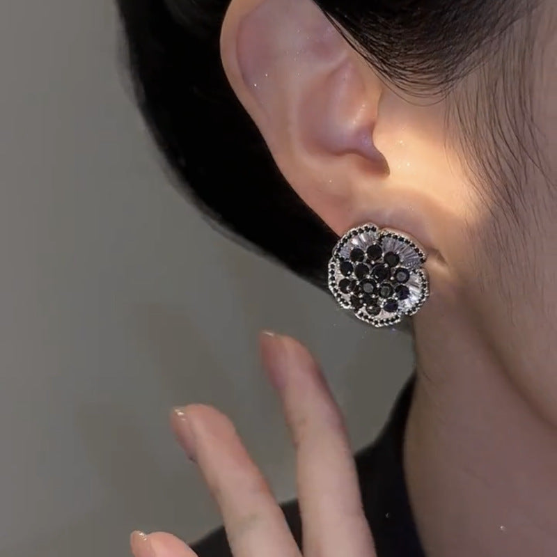 Hochwertige schwarze Ohrringe im Blumenmode-Stil mit Volldiamanten