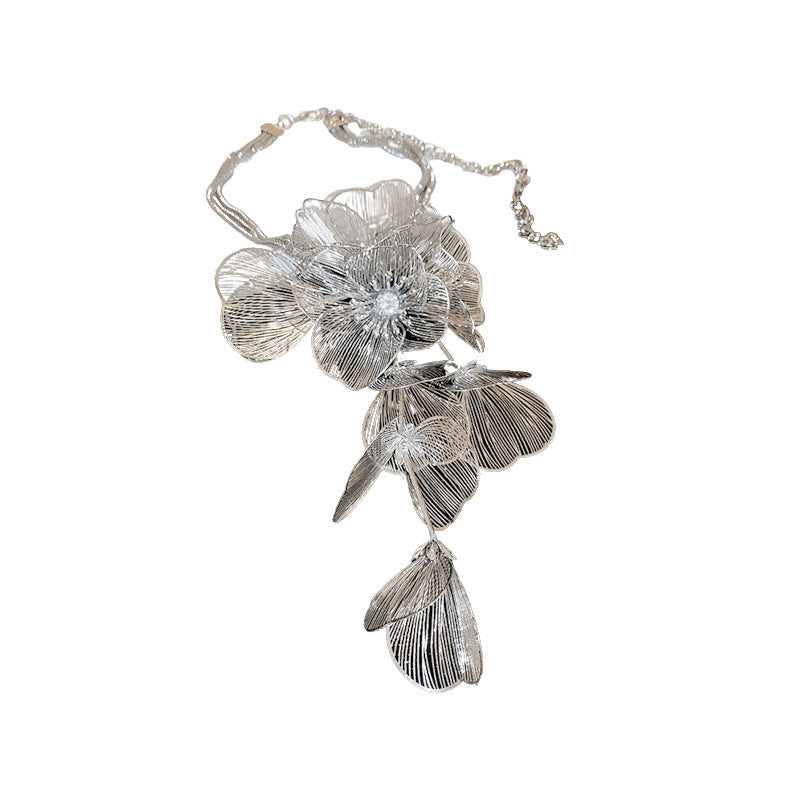 Colliers de luxe de haute qualité avec pampilles de fleurs en diamant, lumière chaude exagérée