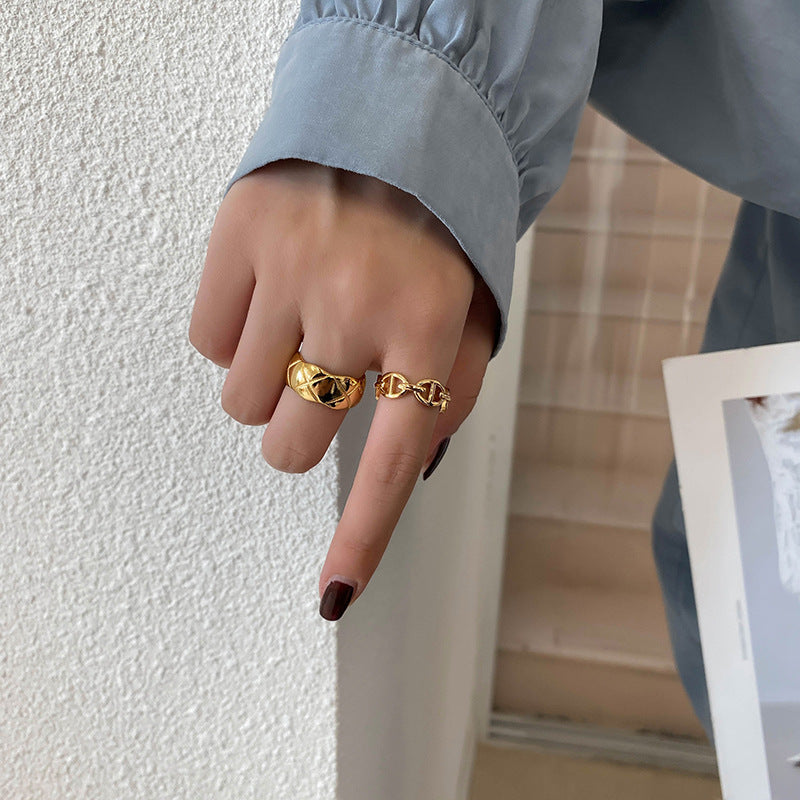 Basteln Sie einfache Ringe mit Wellenform und Kreuzmuster