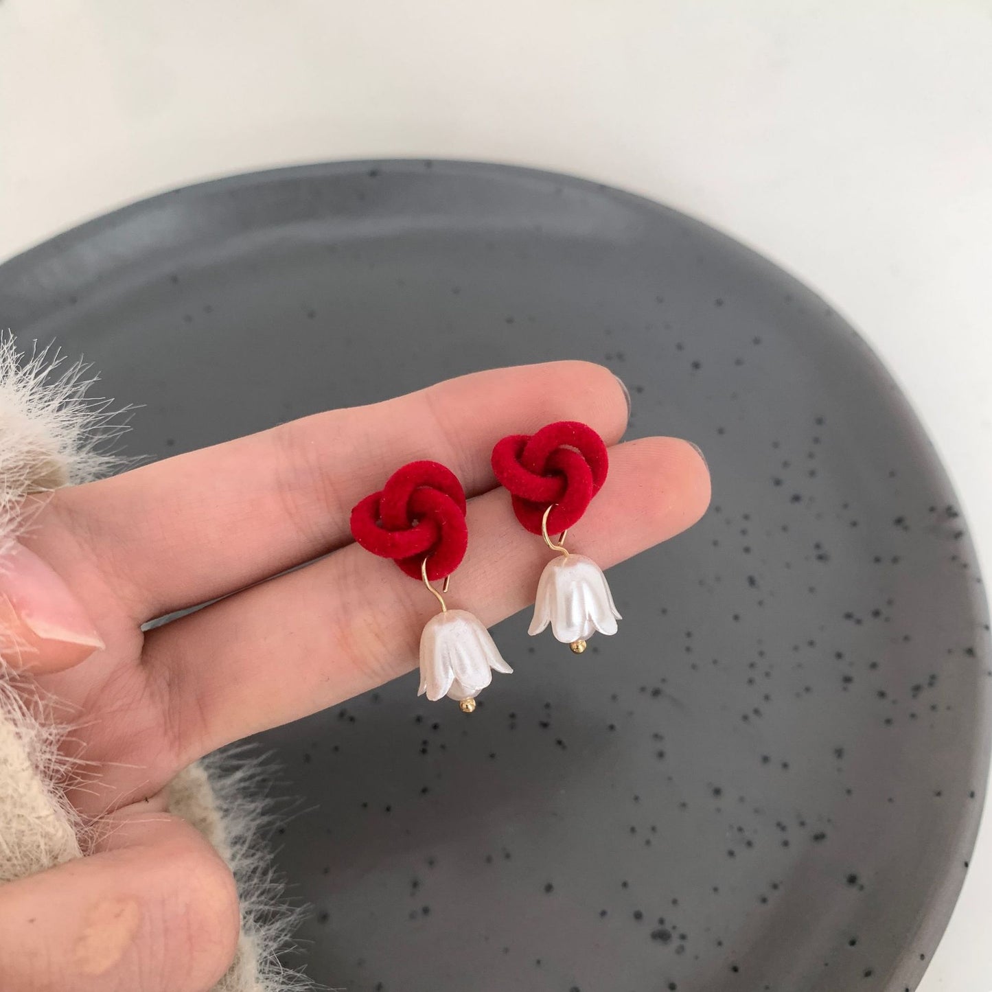 Women's Red Lily Elegant Flocking Simple Pearl Earrings