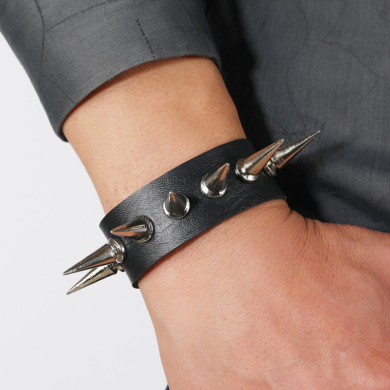 Bracelets en cuir à ongles pointus personnalisés à une rangée pour hommes